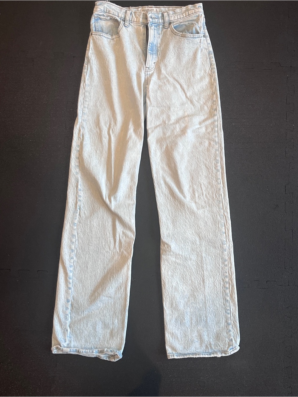Abercrombie Light Wash Jeans - 90’s Relaxed